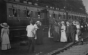 Passengers boarding train from sidings in Swindinon during GWR Trip Week - image courtesy of swindonweb.com